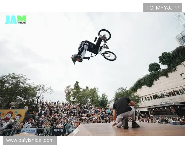 重庆街舞队在极限运动嘉年华中的精彩表现与成长故事揭秘